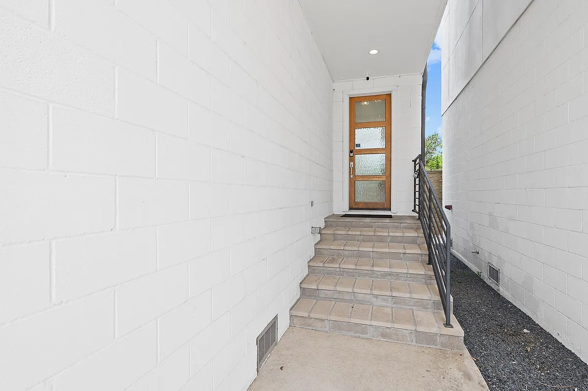 Building Photo - 2239 N Macgregor Way