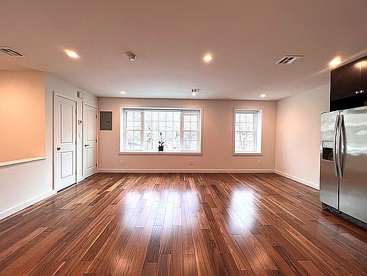 5th image of 6364 Grand Central Pkwy N #2