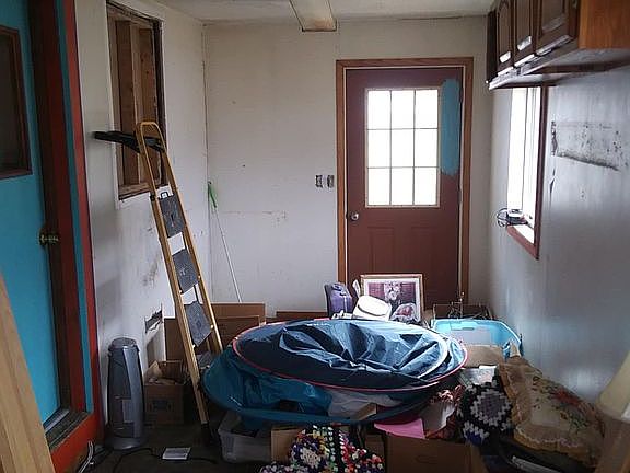 Mud room facing S