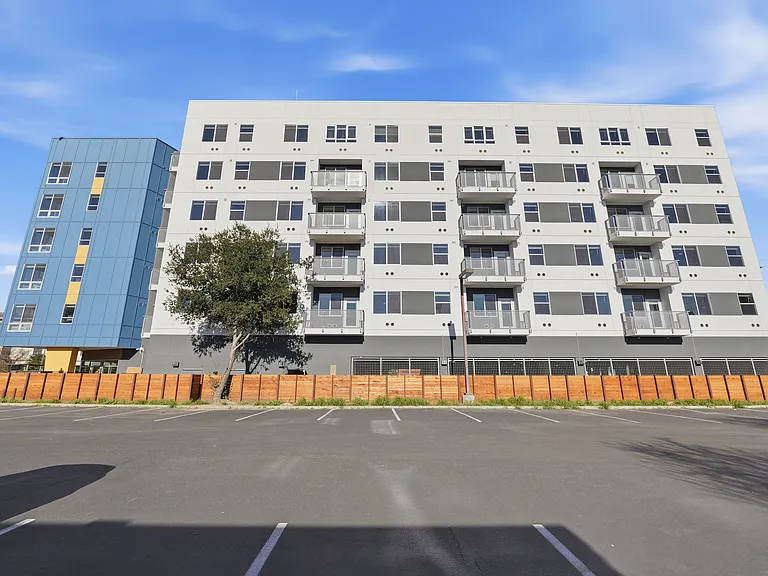 Dry Creek Crossing Apartments — Photo 6