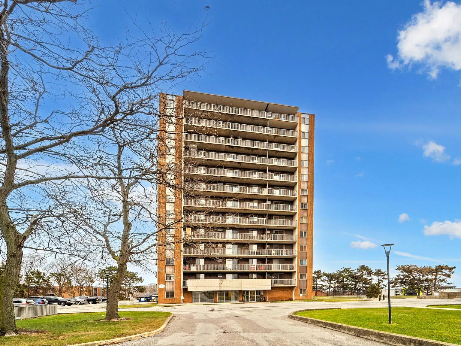 Leamington Towers Apartments — Photo 3