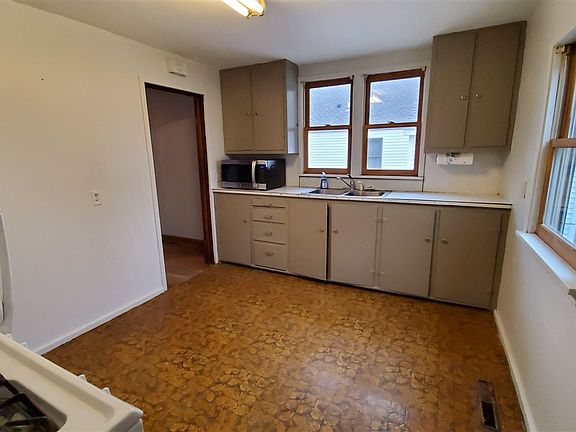 5th image of 710 2nd St
