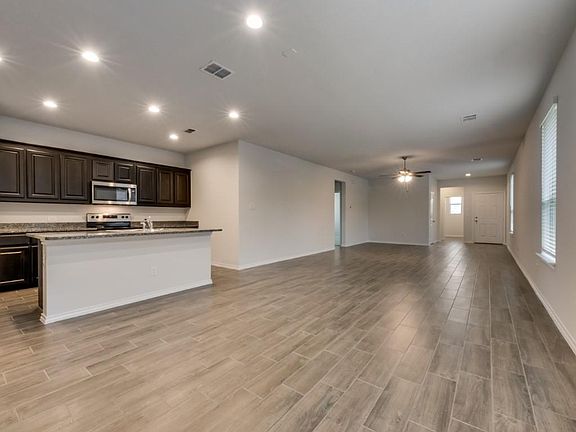 3rd image of 1000 Pecos St