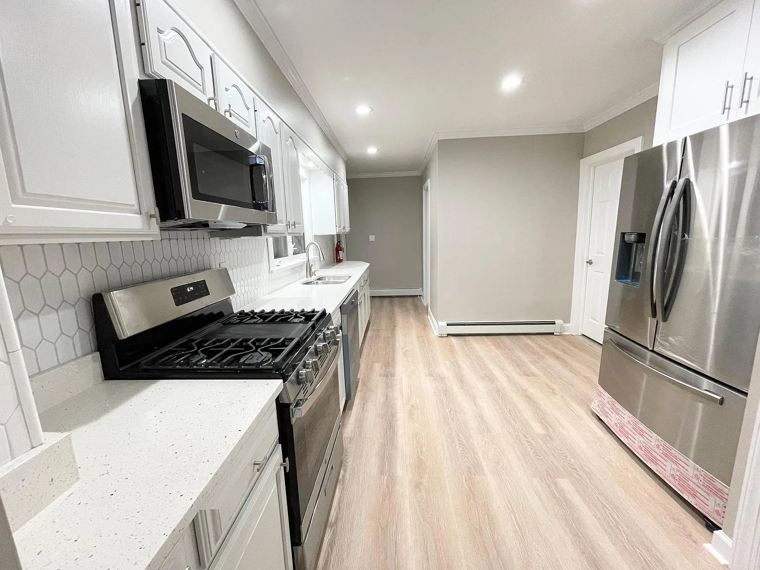 128 James St — Photo 3