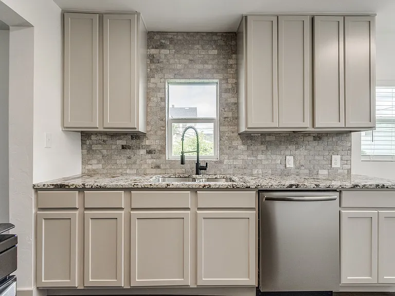 1017 N Pottenger Ave — Photo 12