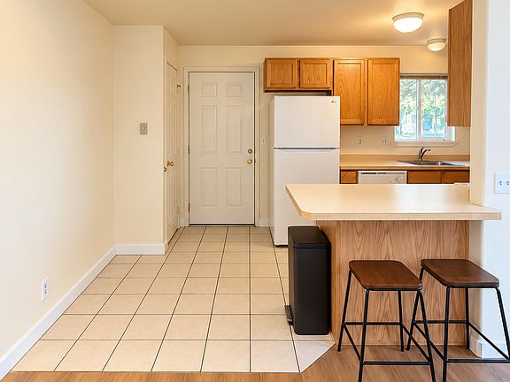4th image of 435 NE Clay Ave #2