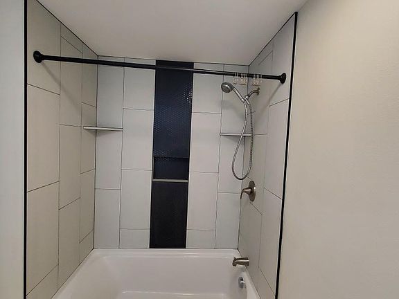Shower / Tub in main bathroom