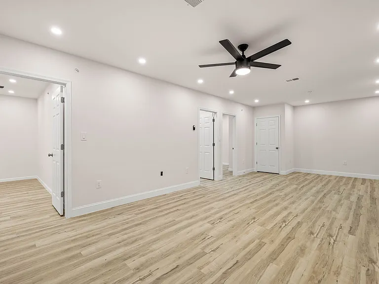437-39 W Girard Ave #4 — Photo 5