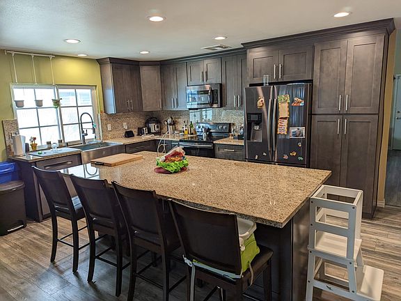 Kitchen with large island
