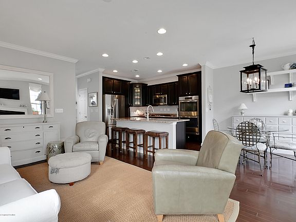 5th image of 321 Princeton Ct