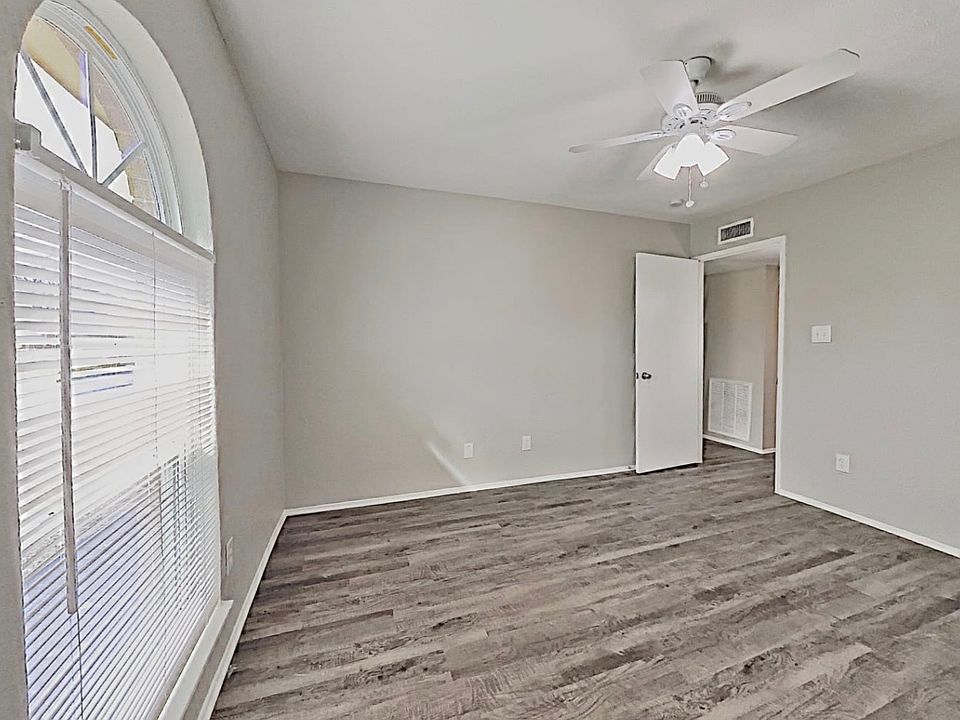 1st image of 10219 Deer Hollow Dr