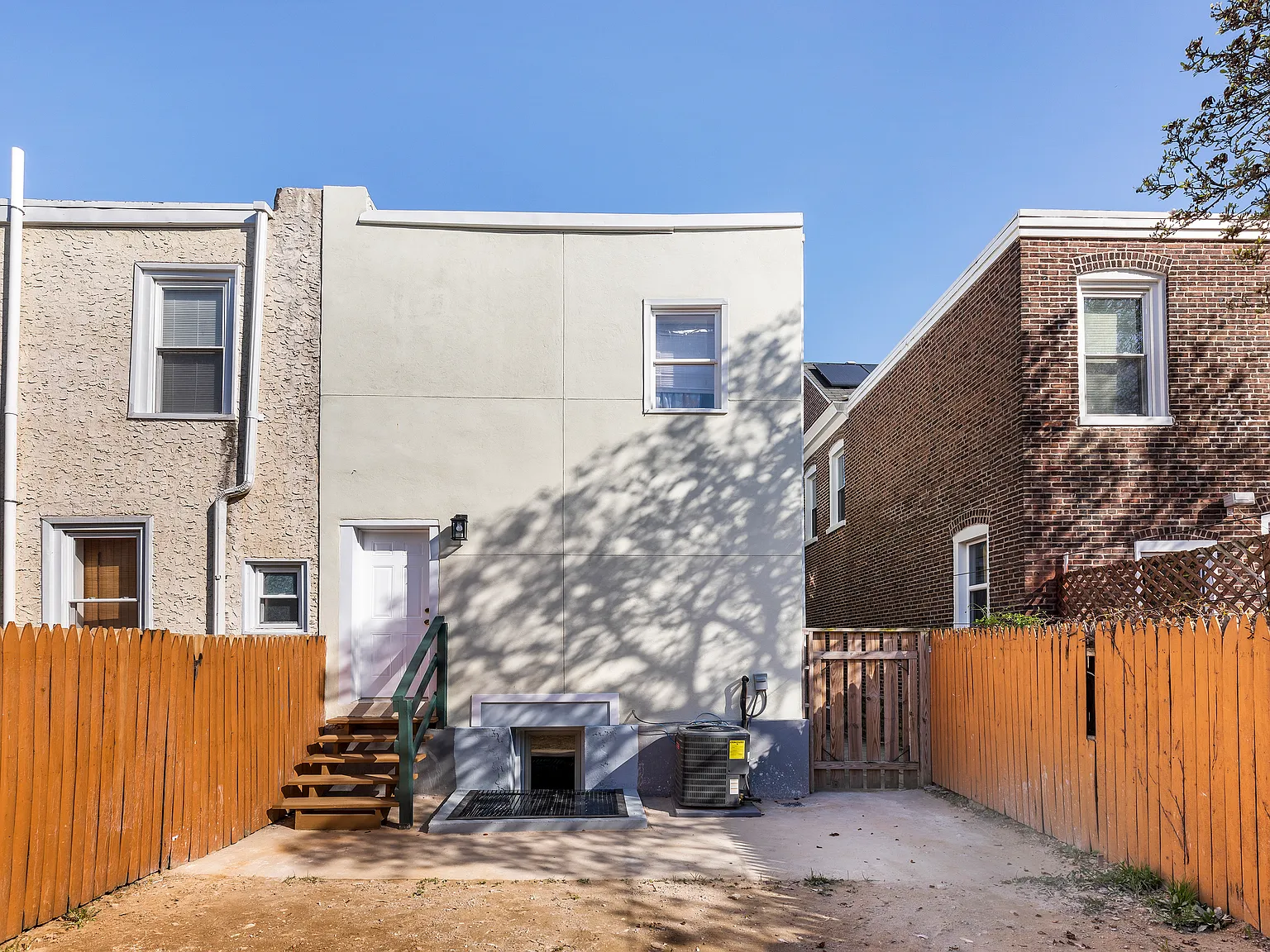 6 bed, 2400 sqft, $3,650 — Photo 4