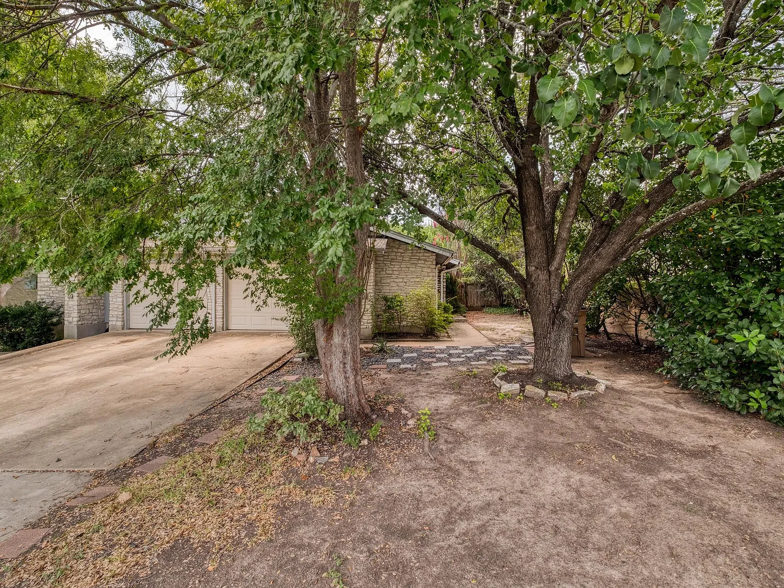 2 bed, 2.0 bath, 972 sqft, $1,600 — Photo 2