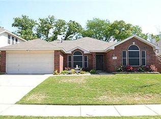 533 Oakbrook Dr, Burleson, TX 76028