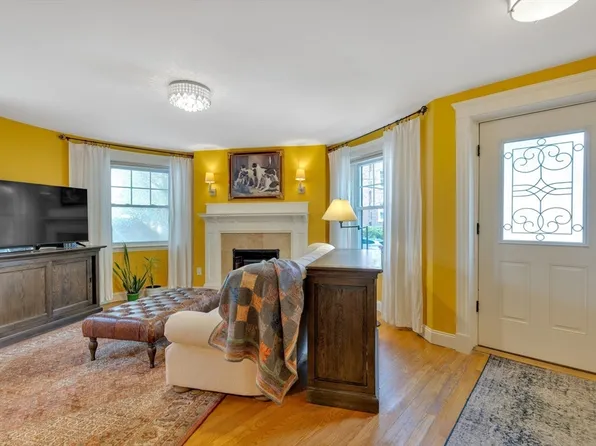 8 Colbourne Cres #1, Brookline, MA 02445