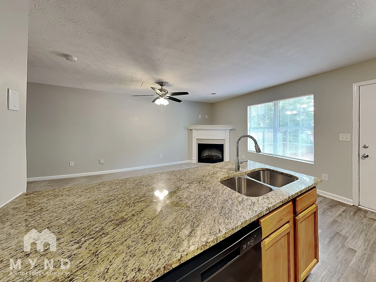 3 bed, 2.5 bath, 1290 sqft, $1,815 — Photo 4