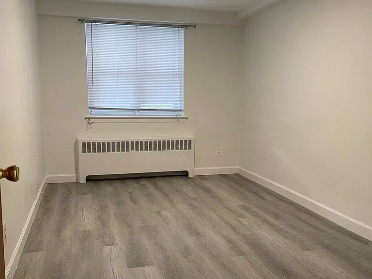 1284 Pelham Pkwy S #1A — Photo 8