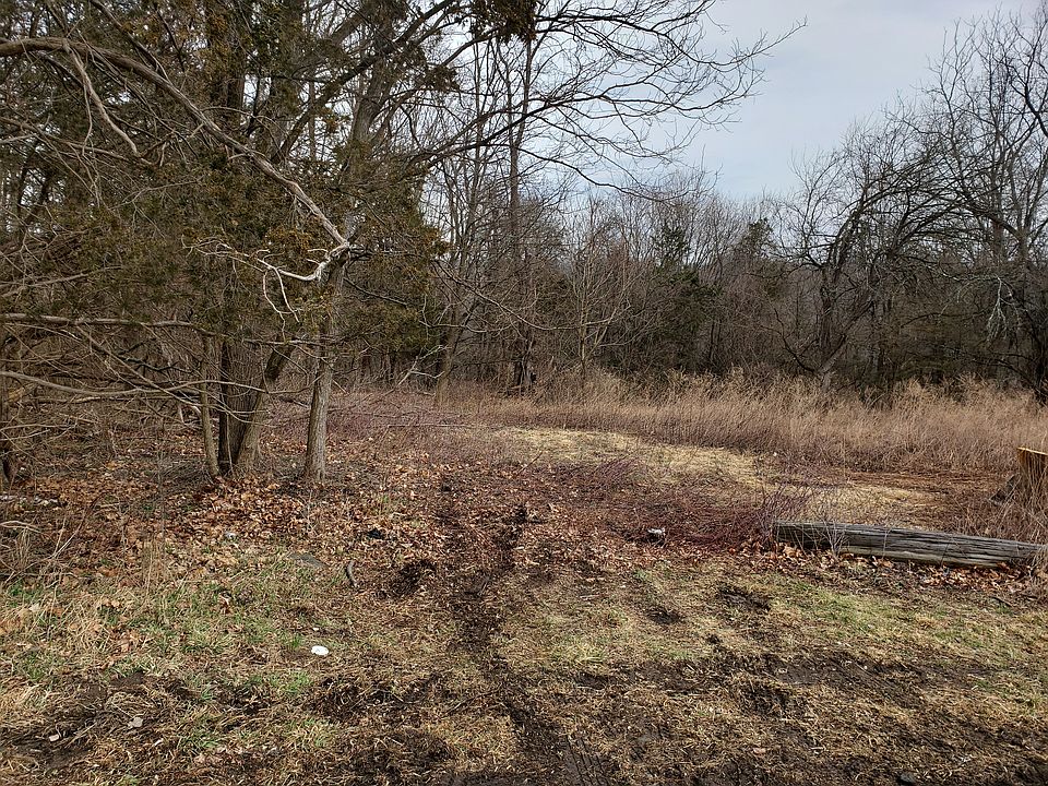 2nd image of 318 Lake Rd