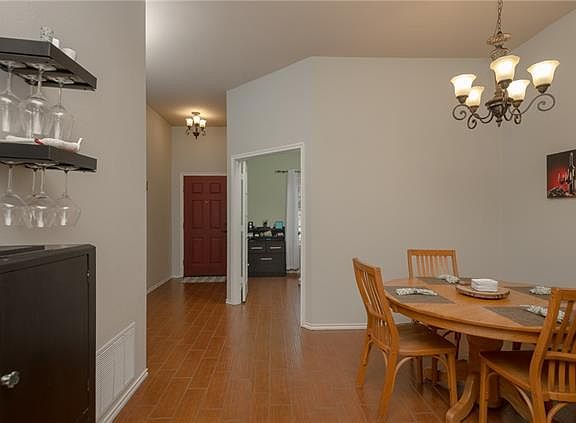 5th image of 409 Niles Ct