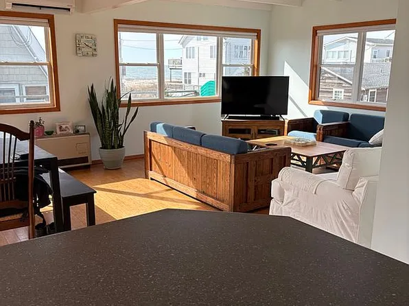 39 Pine St, Kismet, NY 11706