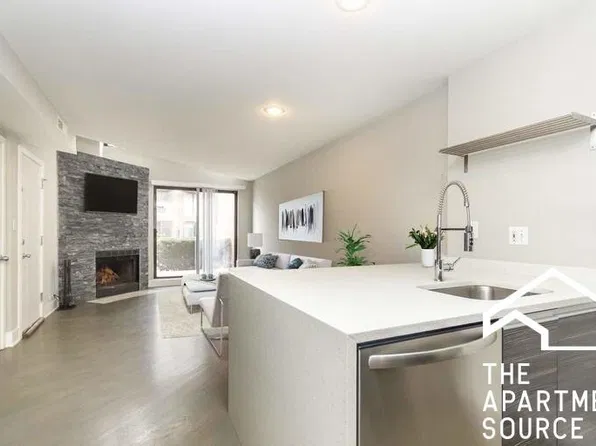 950 W Grace St #202, Chicago, IL 60613