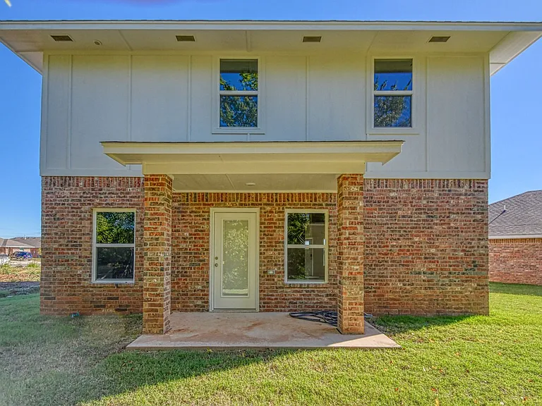 1002 Varenna Ln — Photo 32