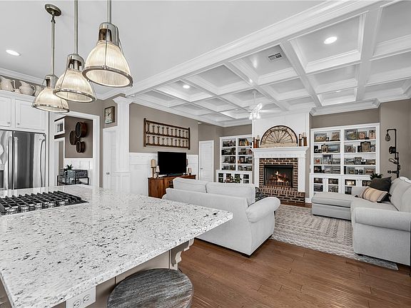 4th image of 900 Towerhill Dr