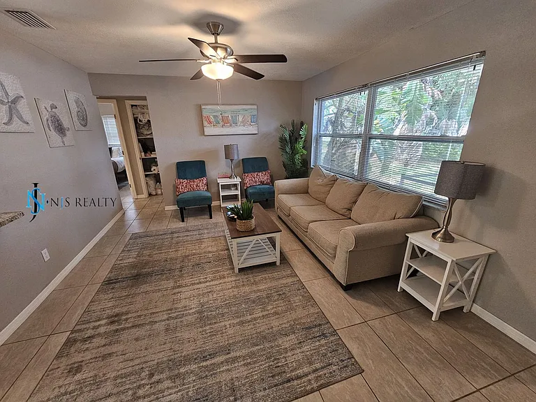 2173 Gladys St — Photo 3