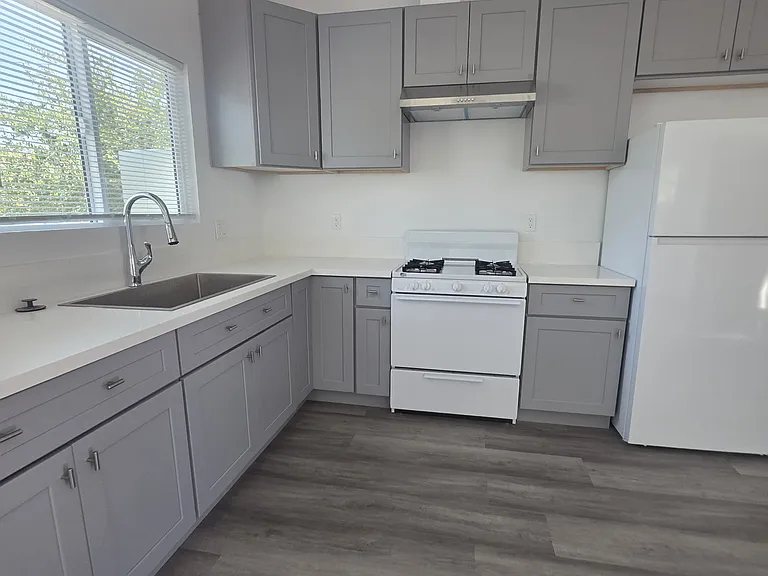 1265 Windsor Dr — Photo 6