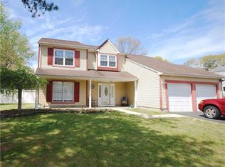 18 Royal Dr, Coram, NY 11727
