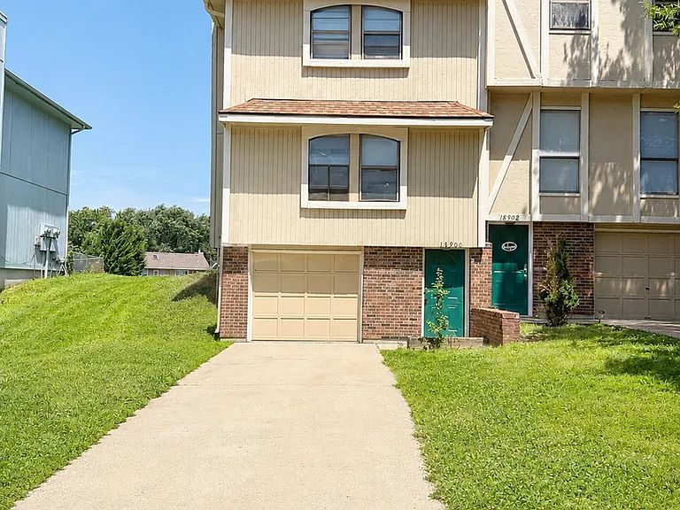 18900 Manor Dr — Photo 1