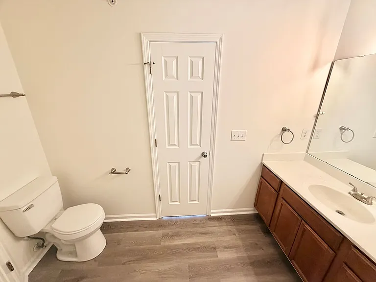 Lakeview Apartments — Photo 13