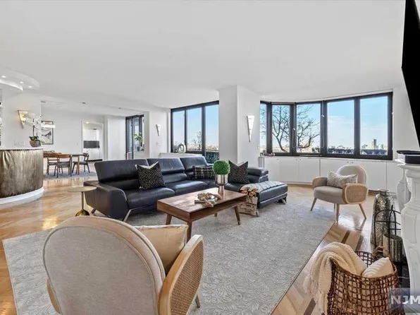 100 Carlyle Dr #Csvg6, Cliffside Park, NJ 07010