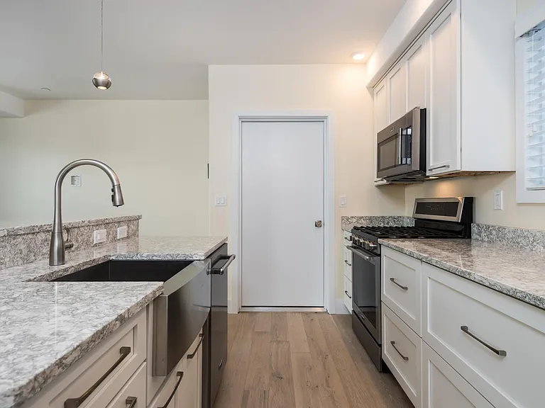52 Wilmot St #1R — Photo 3