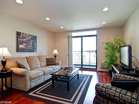 3rd image of 3900 N Pine Grove Ave APT 509