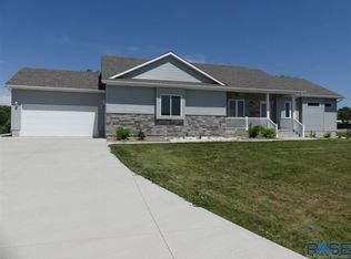 404 E Meadow Cir, Lennox, SD 57039