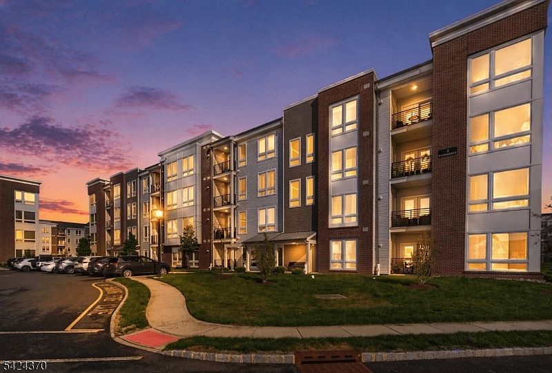 1st image of 4 Vanderbilt Blvd #404