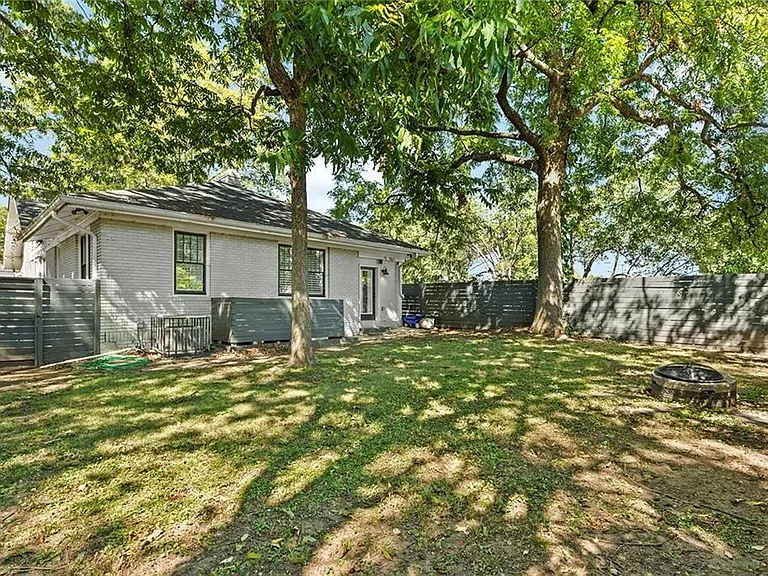 563 Parkway Dr NE — Photo 24