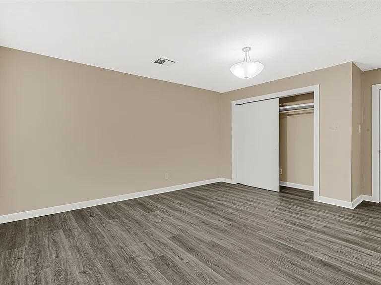305 N Live Oak St — Photo 14