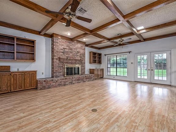 2nd image of 301 Glenview Cir