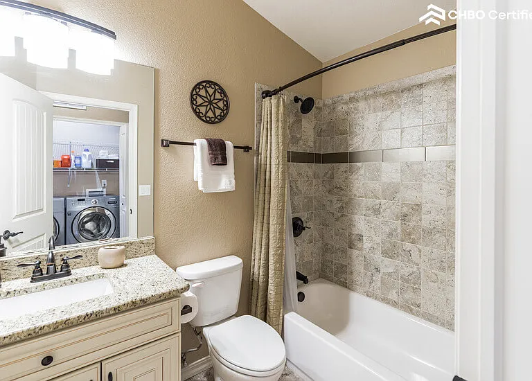 upper level 2nd full bathroom