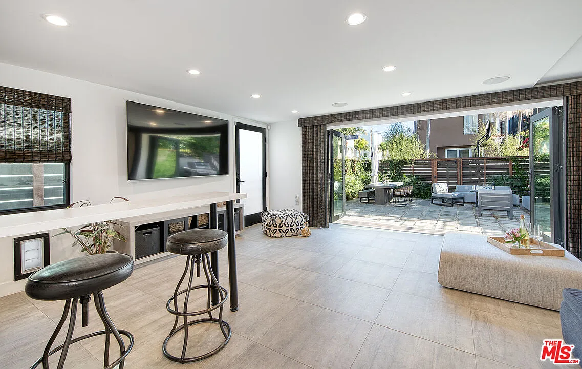 3 bed, 5.0 bath, 2488 sqft, $12,500 — Photo 2
