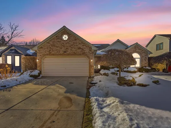 46813 Fox Run Dr, Macomb, MI 48044