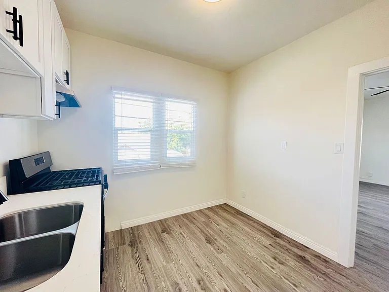 1056 S Normandie Ave — Photo 13