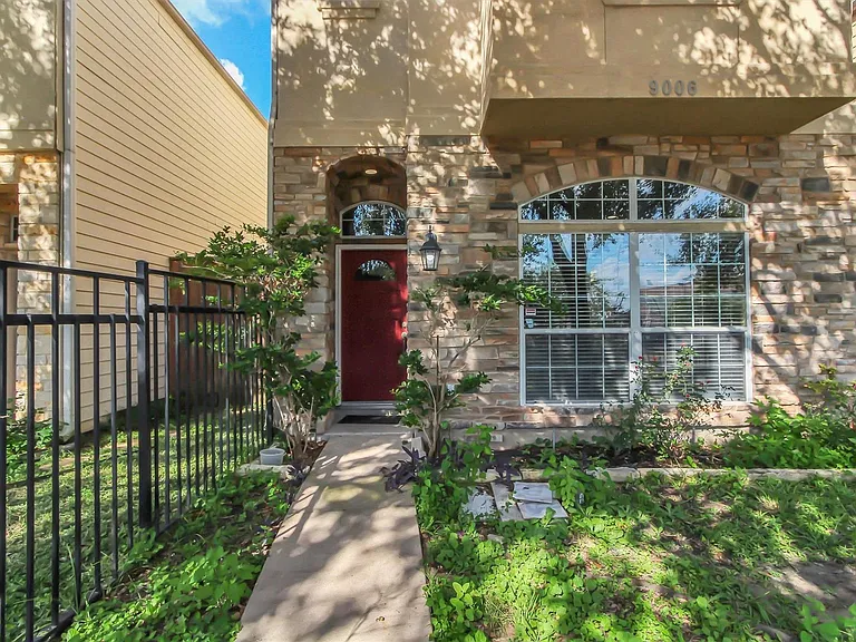 9006 Lakes At 610 Dr — Photo 1