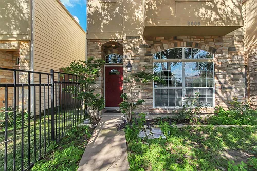9006 Lakes At 610 Dr Photo 1