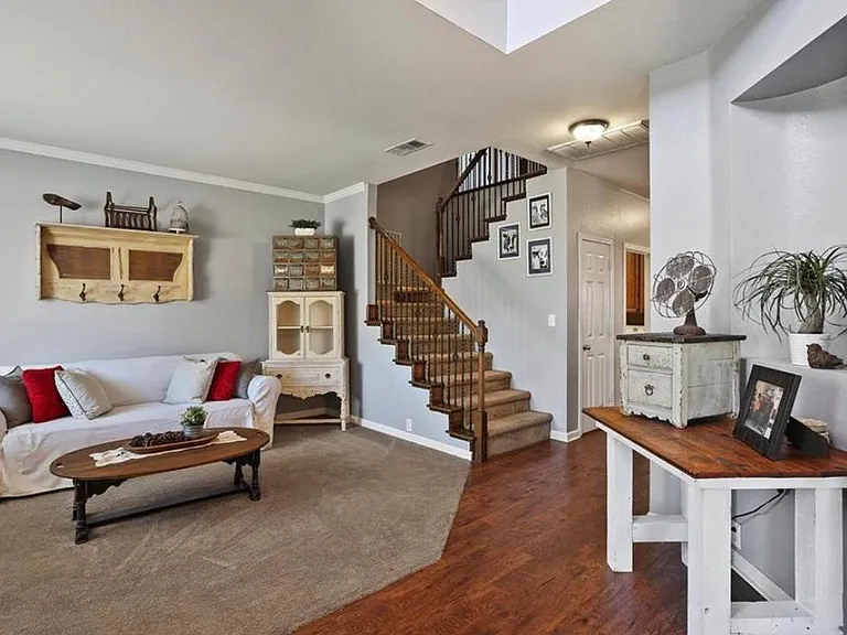 7585 Ravenhill Dr — Photo 3