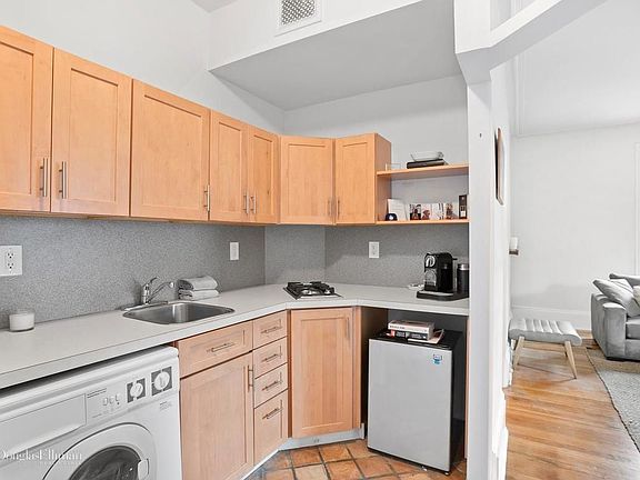 2nd image of 10 Bethune St APT 2A