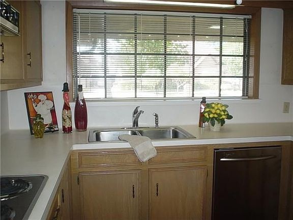 3rd image of 4210 Colombia Dr