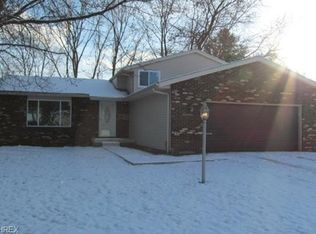 14215 Revere Cir, Middleburg Heights, OH